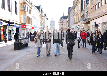 Oxford's busy Cornmarket Street UK Banque D'Images