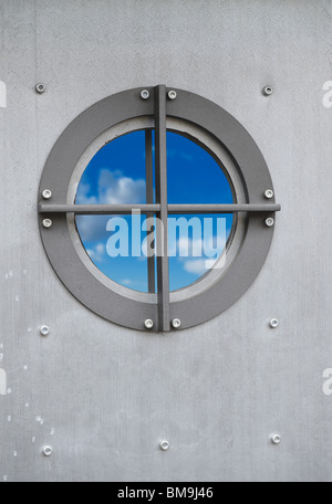 Métal argenté avec porte fenêtre hublot avec vue sur sky Banque D'Images