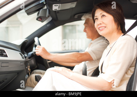 En voiture, Senior couple smiling Banque D'Images