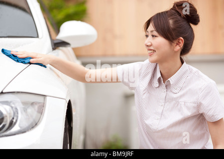 Jeune femme lave-auto, smiling Banque D'Images
