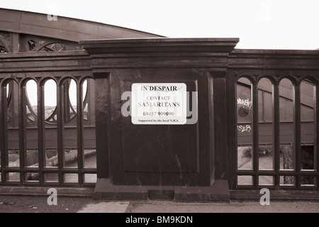 Numéro diffusé sur samaritains Wearmouth bridge à Sunderland Banque D'Images