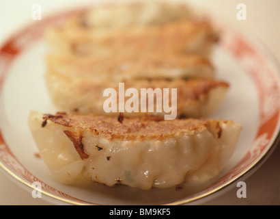Gyoza, poêlée de quenelles de style chinois, servi sur un plateau Banque D'Images