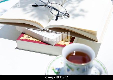 Livres et tasse de café, Close up, fond blanc Banque D'Images