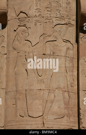 Un bas-relief de la déesse Hathor et d'un pharaon sur une colonne du Temple de Horus à Edfou, Egypte Banque D'Images