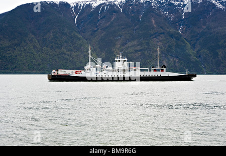 Les passagers norvégien et Car-ferry sur le Sognefjorden près de Fodnes Stryn Norvège Banque D'Images