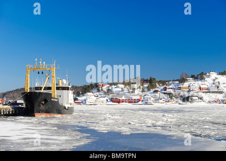 Vue sur le port gelé à Arendal en regardant vers l'île d'Skilsoy, une petite île près de Tromoy Banque D'Images