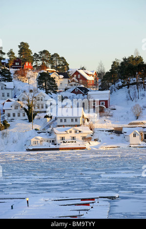 Vue sur le port gelé à Arendal en regardant vers l'île d'Skilsoy, une petite île près de Tromoy Banque D'Images