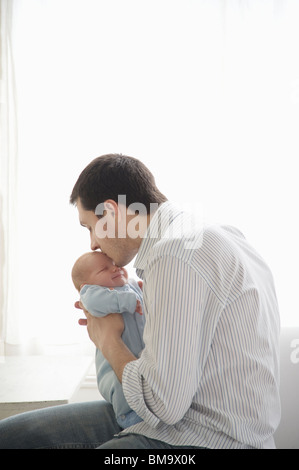 Bisous père deux semaines tête nouveau-nés Banque D'Images