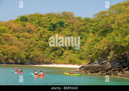 Les kayakistes se déplacent le long d'une des jolies rives dans les nombreuses îles d'Ang Thong, près de la Thaïlande est belle Koh Samui. Banque D'Images