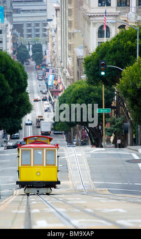 Portrait de tramway sur l'ascension en montée, San Francisco Banque D'Images