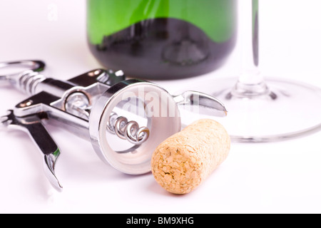 Tire-bouchon et bouchon de bouteille en verre et avec gros plan sur isolated on white Banque D'Images