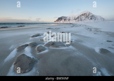 Les résidus de sel sur la plage sur l'île, Flakstadoya Loftofen, Norvège Banque D'Images