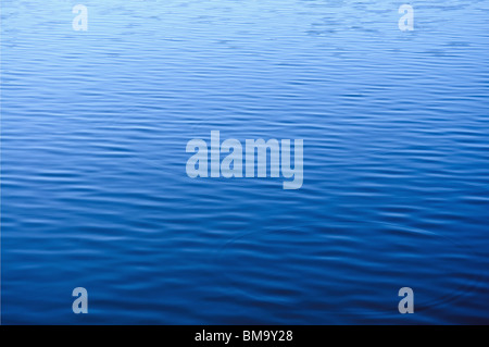 La surface de l'eau bleu avec petites vagues Banque D'Images