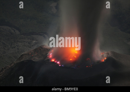 La lave en fusion brille dans le cratère volcanique de Santiaguito, Santa Maria, Guatemala Banque D'Images