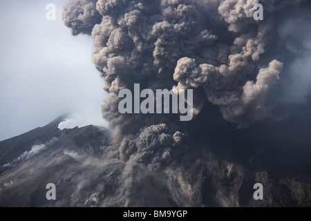 Nuage de cendres volcaniques de Sakurajima, Kagoshima, Japon Banque D'Images