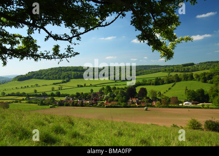 Vue depuis la colline de Cobstone avec le village de Buckinghamshire de Turville dans la vallée. Les Chilterns, Royaume-Uni. Banque D'Images