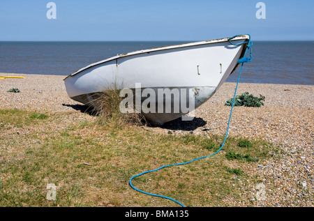 Un bateau de pêche échoué sur la plage de Sizewell dans Suffolk Banque D'Images