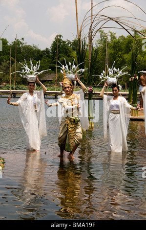 Danse sacrée pour le maître à l'eau de plein air théâtre, Klong sra bua marché flottant, Ayutthaya, Thaïlande. Banque D'Images