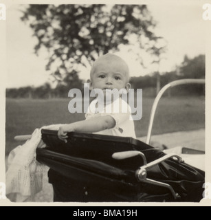 Image d'archive : bébé dans la pram (1940) Banque D'Images