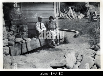Image d'archive : Old couple assis sous un balcon (1940) Banque D'Images