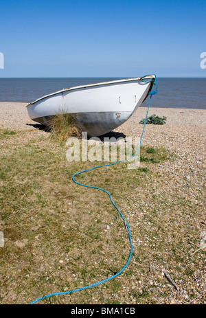 Un bateau de pêche échoué sur la plage de Sizewell dans Suffolk Banque D'Images