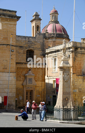 VITTORIOSA (BIRGU), malte. Une vue de la place de la Victoire (Misrah Rebha-ir), avec l'église de St Laurent derrière. Banque D'Images