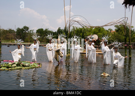 Danse sacrée pour le maître à l'eau de plein air théâtre, Klong sra bua marché flottant, Ayutthaya, Thaïlande. Banque D'Images