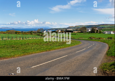 Sur le nord de la côte de Causeway Antrim road à l'Est, vers le nord et au-delà de l'île de Rathlin Dunseverick Banque D'Images