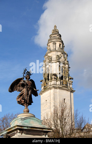 Statue de Ladysmith Kimberly, tour de l'horloge de l'hôtel de ville, Cardiff, Wales, UK Banque D'Images