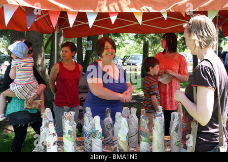 Loto du vin lors d'une fête d'école d'été dans l'Oxfordshire Banque D'Images