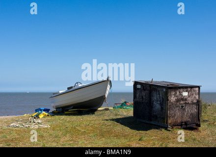 Un bateau de pêche échoué sur la plage de Sizewell dans le Suffolk. Photo par Gordon 1928 Banque D'Images