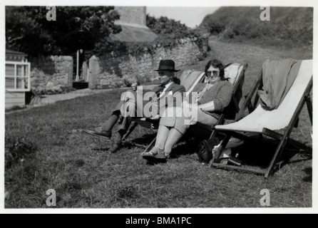 Image d'archive : Old couple assis dans des transats (1940) Banque D'Images