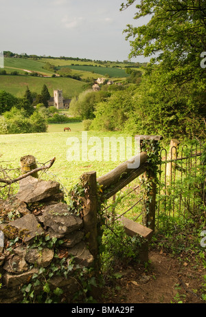 Cotswolds - voir plus de vers St Andrew's Parish Church et le village de Naunton Banque D'Images