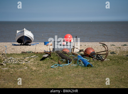 Ancien matériel de pêche sur la plage de Sizewell dans le Suffolk. Photo par Gordon 1928 Banque D'Images