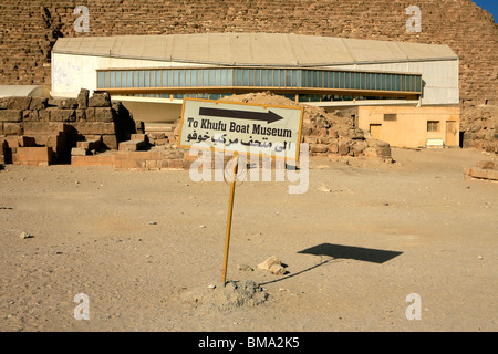 La Grande Pyramide du Pharaon Khufu et le Musée de bateau solaire à Gizeh, Egypte Banque D'Images