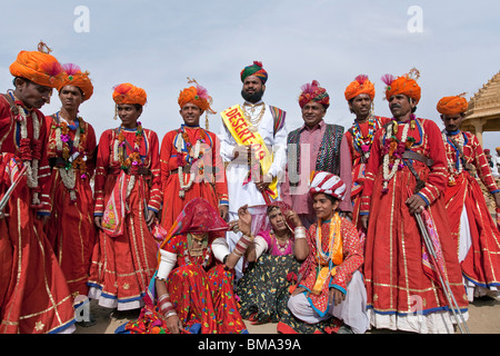 Les danseurs habillés de costumes traditionnels. Jaisalmer Desert Festival. Le Rajasthan. L'Inde Banque D'Images
