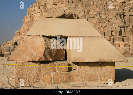 Pointe de pierre de la Grande Pyramide du Pharaon Khufu à Gizeh, Egypte Banque D'Images