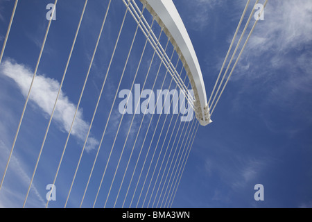 Le Samuel Beckett Bridge enjambant la rivière Liffey à Dublin, Irlande. Le pont est près de docks de Dublin et de l'Irish Financial Services Centre. Banque D'Images