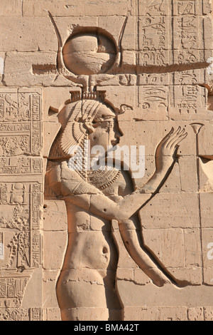 Soulagement de la déesse égyptienne Hathor, sur le mur de la premier pylône au Temple de Philae en Egypte Banque D'Images