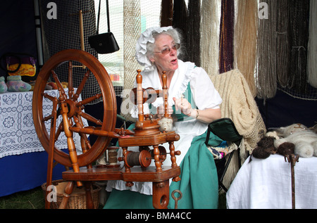 Une femme en costume le filage de la laine à Chatsworth, Derbyshire, Angleterre Montrer, au Royaume-Uni. Banque D'Images