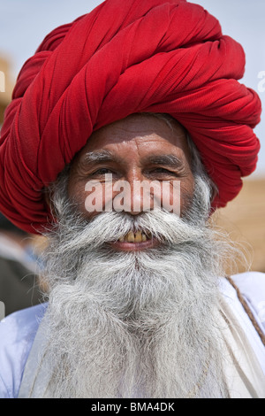 L'homme indien avec grand turban et longue barbe. Village Khuri. Le Rajasthan. L'Inde Banque D'Images