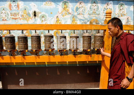 Moine bouddhiste tibétain faisant tourner les roues de prière à boudhanath ,l'un des sites bouddhistes les plus sacrés à Katmandou, Népal Banque D'Images