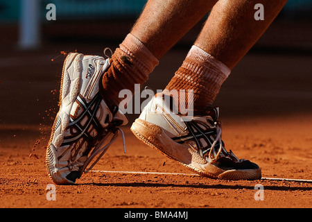 Détail de Richard Gasquet (FRA) pieds sur la terre battue de Roland Garros au cours de l'Open de France 2010 Banque D'Images