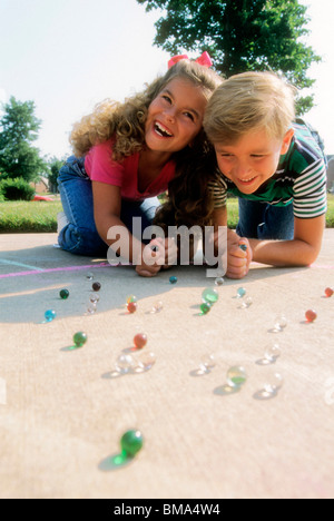 Les enfants jouent aux billes. Banque D'Images