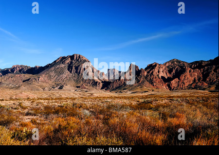 Image de rocky montagnes rouges contre le ciel bleu Banque D'Images