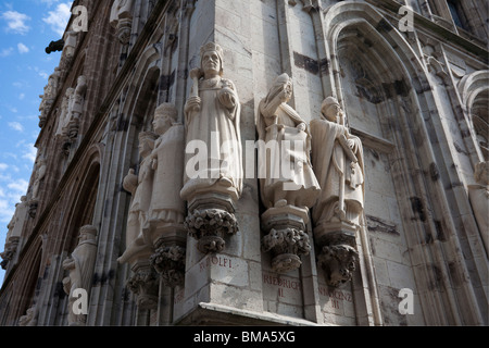 Sculpture sur l'hôtel de ville tour à Cologne Allemagne Banque D'Images