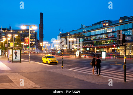 Vue de nuit de Sergels Torg, central public square et centre culturel Kulturhuset à Stockholm, Suède Banque D'Images