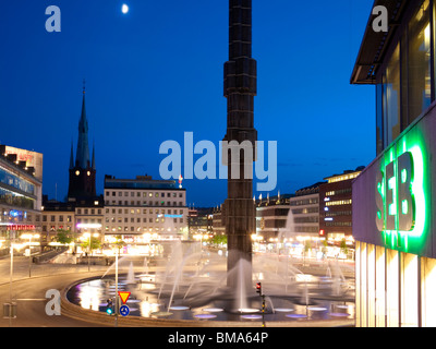 Vue de nuit de Sergels Torg, central public square et centre culturel Kulturhuset à Stockholm, Suède Banque D'Images