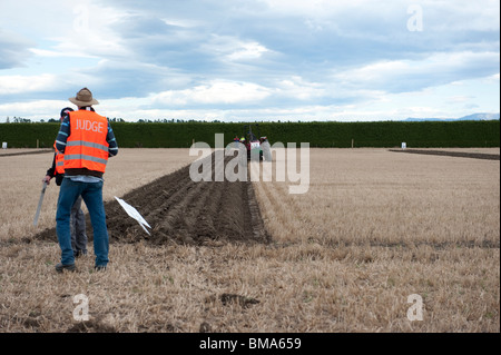 Brenig Bryan (Pays de Galles) surveillé par un juge à l'édition 2010 du concours de labour, Methven, Nouvelle-Zélande. Banque D'Images