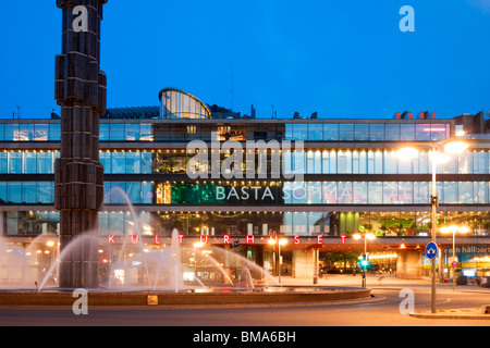 Vue de nuit de Sergels Torg, central public square et centre culturel Kulturhuset à Stockholm, Suède Banque D'Images